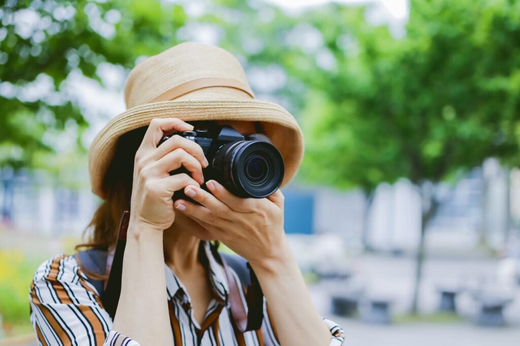 夢中に写真を撮る女性